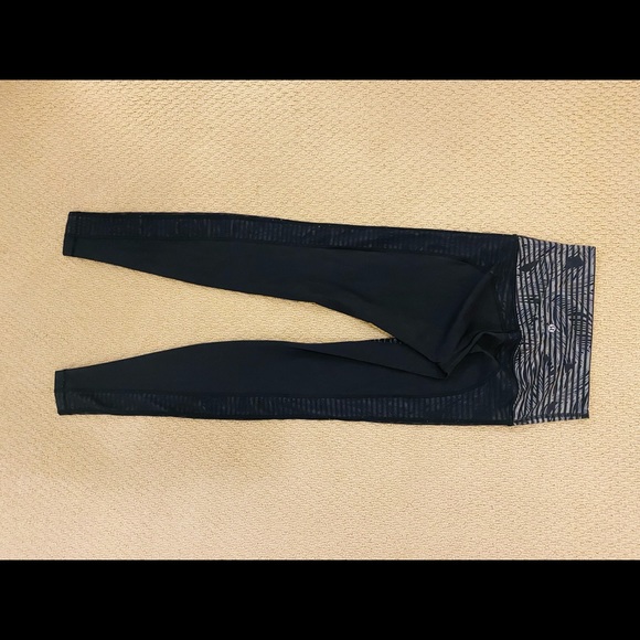 LULULEMON auth, pant, high rise, mesh on the side. Size 4 - Picture 4 of 4